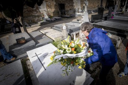 Ofrendas florales y poemas para recordar