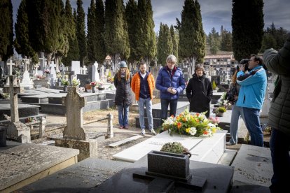Ofrendas florales y poemas para recordar
