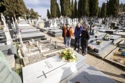 Ofrendas florales y poemas para recordar