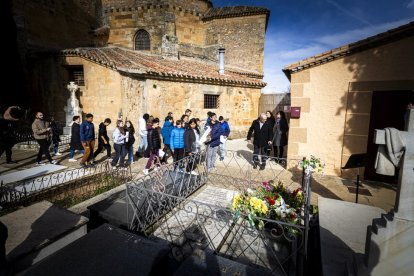 Ofrendas florales y poemas para recordar