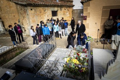 Ofrendas florales y poemas para recordar