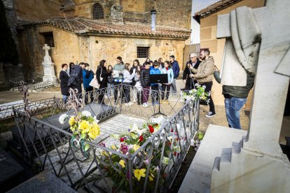 Ofrendas florales y poemas para recordar
