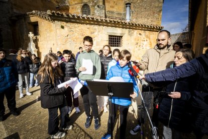 Ofrendas florales y poemas para recordar