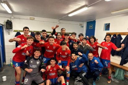 La plantilla del C.D. Numancia B celebra el triunfo conseguido ante el Villamuriel.
