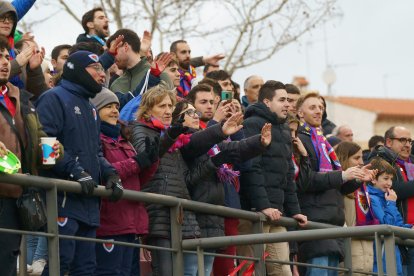 Aficionados numantinos en la gradas del Mariano González.