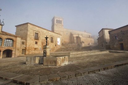 Plaza mayor de Morón de Almazán.