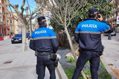 La Policía Local avisa de un árbol muy inclinado en la capital.