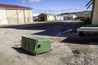 Un contenedor en el suelo debido a las rachas de aire