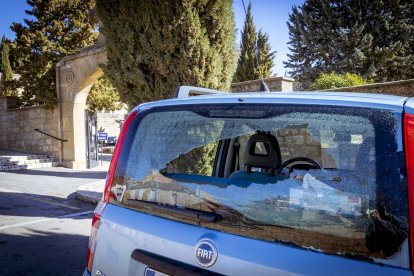 Coches dañados por disparos con una escopeta de balines
