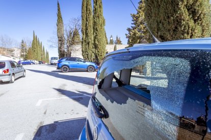 Coches dañados por disparos con una escopeta de balines