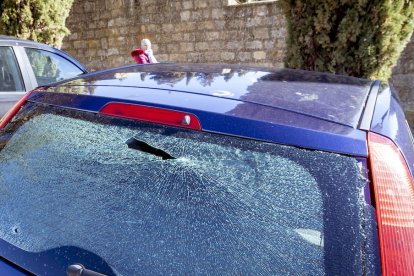 Coches dañados por disparos con una escopeta de balines