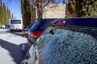 Coches dañados por disparos con una escopeta de balines