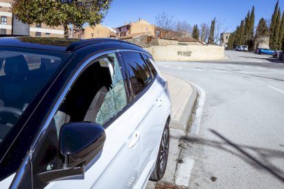 Coches dañados por disparos con una escopeta de balines