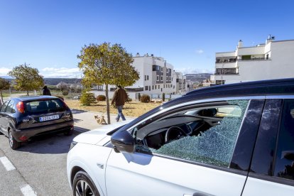Coches dañados por disparos con una escopeta de balines