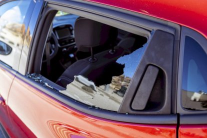 Coches dañados por disparos con una escopeta de balines