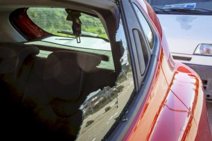 Coches dañados por disparos con una escopeta de balines