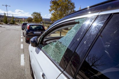 Coches dañados por disparos con una escopeta de balines