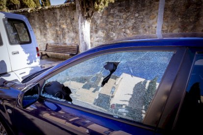 Coches dañados por disparos con una escopeta de balines
