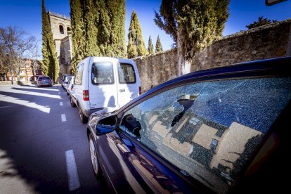 Coches dañados por disparos con una escopeta de balines