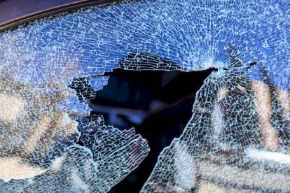 Coches dañados por disparos con una escopeta de balines