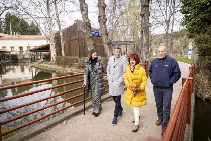 La pareja, con los padres de él.