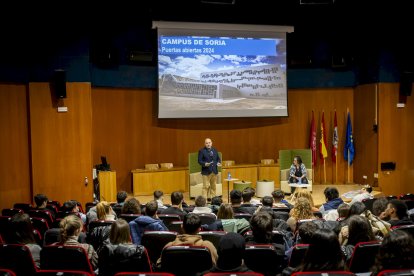 Los futuros alumnos de la Universidad eligen sus estudios