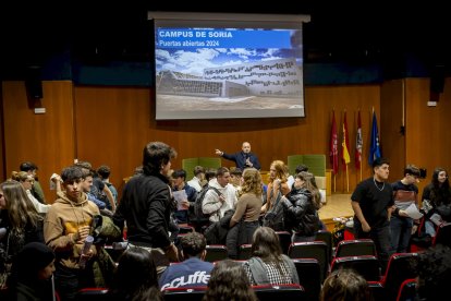 Los futuros alumnos de la Universidad eligen sus estudios