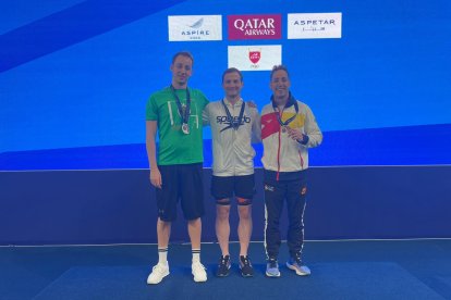Sergio Martín con la medalla de bronce en los 200 braza.