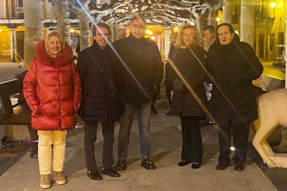 Aznar junto a la plaza Mayor de El Burgo, junto a Pardo y De Gregorio.