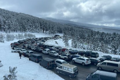 Considerable afluencia de personal este domingo en el Punto de Nieve.