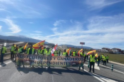 Protesta de los agricultores cortando la A-2 en la mañana de este miércoles.