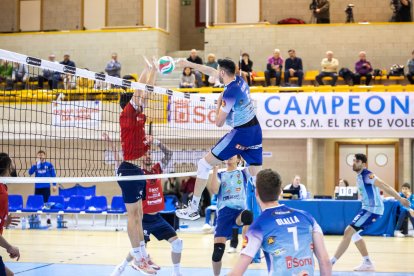 Un jugador del Grupo Herce remata ante la oposición de un rival.