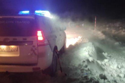 La Guardia Civil atiende a los atrapados por la nieve.
