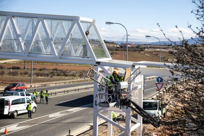 Trabajos de colocación de la plataforma en la pasarela de Soria a Las Casas.