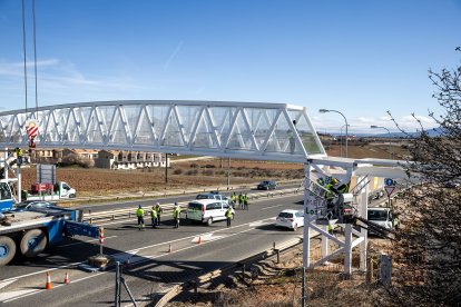 Trabajos de colocación de la plataforma en la pasarela de Soria a Las Casas.