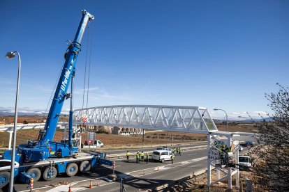 Trabajos de colocación de la plataforma en la pasarela de Soria a Las Casas.