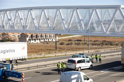Trabajos de colocación de la plataforma en la pasarela de Soria a Las Casas.