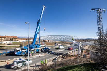 Trabajos de colocación de la plataforma en la pasarela de Soria a Las Casas.