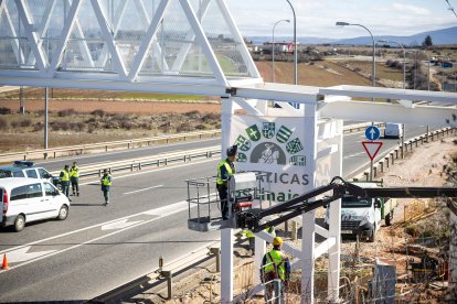 Trabajos de colocación de la plataforma en la pasarela de Soria a Las Casas.