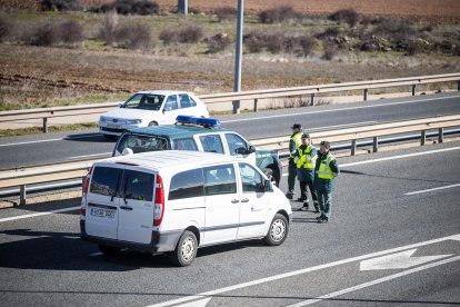Trabajos de colocación de la plataforma en la pasarela de Soria a Las Casas.