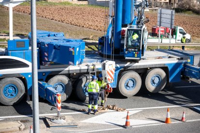 Trabajos de colocación de la plataforma en la pasarela de Soria a Las Casas.