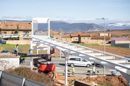 Trabajos de colocación de la plataforma en la pasarela de Soria a Las Casas.