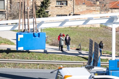 Trabajos de colocación de la plataforma en la pasarela de Soria a Las Casas.