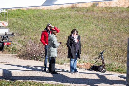 Trabajos de colocación de la plataforma en la pasarela de Soria a Las Casas.