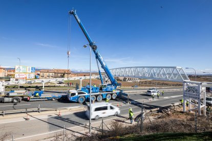 Trabajos de colocación de la plataforma en la pasarela de Soria a Las Casas.