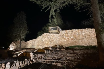 Soria ya realiza pruebas para la iluminación de la muralla en la zona del Castillo.