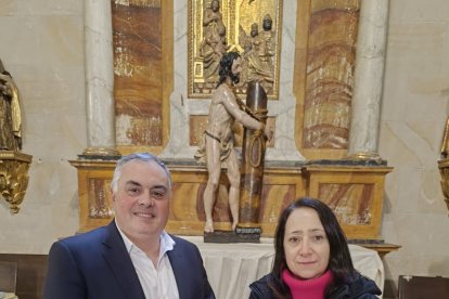 El hermano mayor, Damián Herrero, y la restauradora, Francisca Diestro.