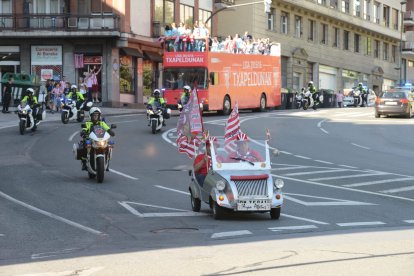 Arigita en su biscúter precediendo una celebración del Athletic.