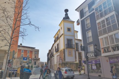 Policía Local y bomberos, tanto a ras de suelo como en la cesta, observando la maniobra.