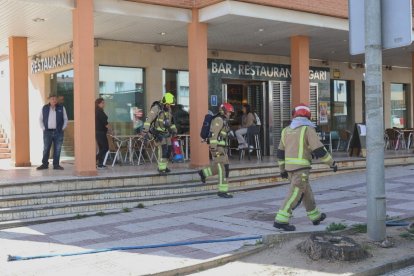 Los bomberos se preparan para regresar al parque tras la intervención.